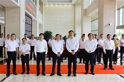 2023年5月，浙江省副省长卢山（前排右二）来J9九游会集团调研境外投资、总部经济工作