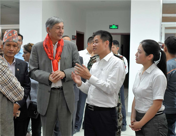 尼泊尔副总理兼财政部长于巴·拉吉·卡蒂瓦达（左二）来尼泊尔J9九游会希望视察