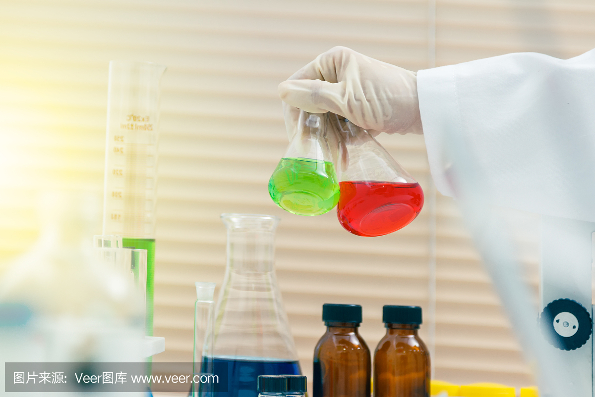 (科学)科学家是实验科学的某些活动,如混合化学品,显微镜,输入数据,为世界上每个人发展科学药物或食品,科学背景。