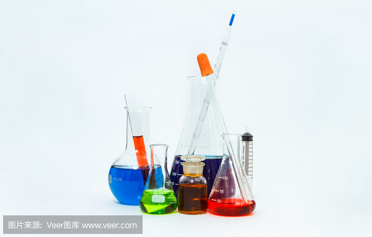 科学实验室玻璃器皿,一组实验室烧瓶空或装满了清澈的液体在蓝色科学图形背景和他们在桌子上的反射,科学背景,科学玻璃器皿和选择性焦点。