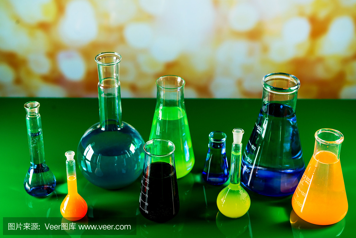 实验室设备,许多装满彩色液体的玻璃