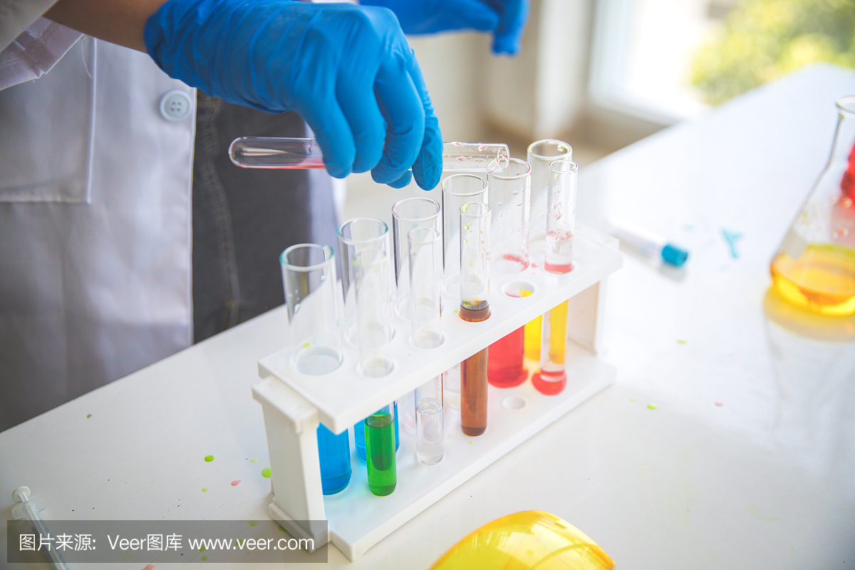 科学家妇女与设备和实验室玻璃器皿持有化学液体和检查结果作为科学研究背景